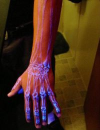 Невидимая татуировка при ультрафиолетовом освещении